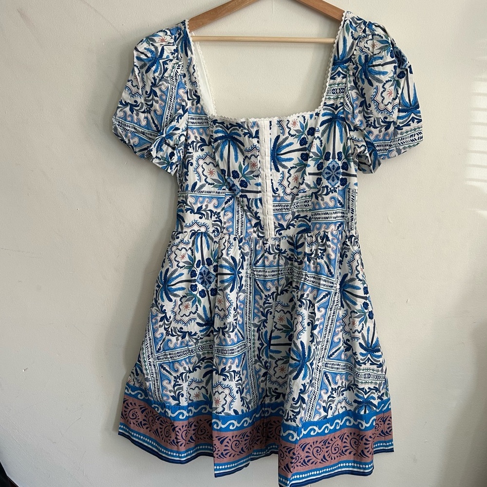 Avec Les Filles Puff Sleeve Fit and Flare Dress in Palm Tile Print - Picture 2 of 5